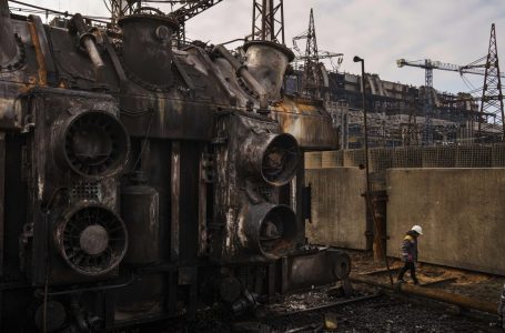 Punëtorët ukrainas të energjisë kryejnë riparime pavarësisht goditjes nga Rusia në rrjetin elektrik të vendit