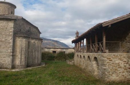 Manastiri i Cepos në Gjirokastër, ndërtuar poshtë një prerjeje shkëmbore