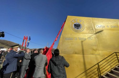 Shënohet 27 vjetori i daljes së parë të UÇK-së, zbulohet memoriali në Llaushë