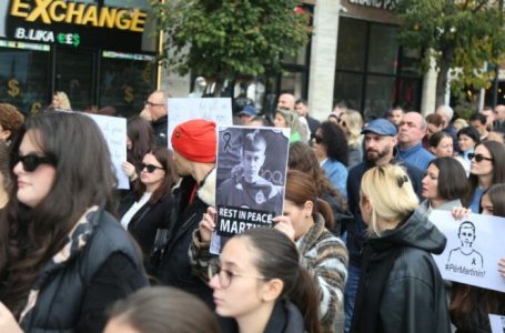 Marshim dhe protestë para Ministrisë së Arsimit për vrasjen e 14-vjeçariti në Tiranë