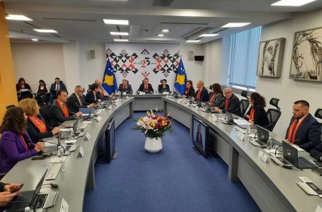Qeveria ndan 15 milionë euro për komunat për të mbuluar pagat në arsim