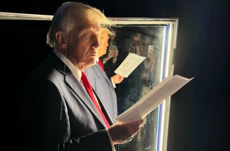 Bëhet virale foto e Trump duke lexuar fjalimin e tij të fitores