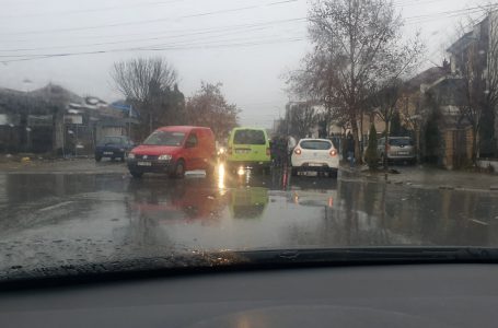 Aksident komunikacioni në Gjakovë, ndeshen tri vetura