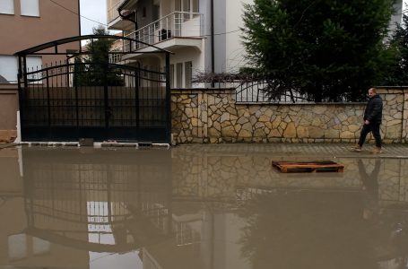 Banorët e rrugës “Tivari” thonë se kërkesat për rregullim të rrugës po u hasin në vesh të shurdhër