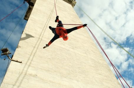 Superheronjët e klubit alpin “Prishtina” gëzojnë fëmijët në Gjakovë