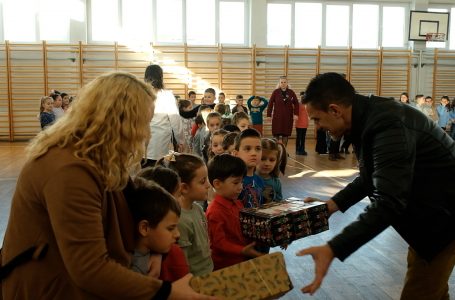 “Bashkësia Familja” në Gjakovë gëzon me dhurata nxënësit e shkollës “Fehmi Agani”
