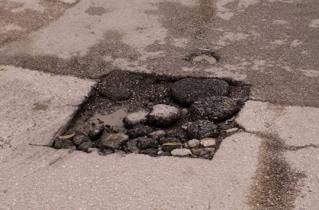 Gropat në rrugë shqetësim për qytetarët, riparimet mund të shtyhen deri në pranverë