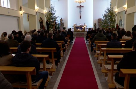 Kryeministri Kurti merr pjesë në meshën e Krishtlindjes në Pjetërshan