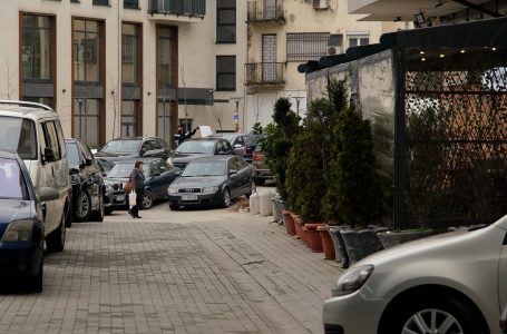NDALIMI I MAKINAVE PARA HYRJES SË BANESËS, SHQETËSIM PËR BANORËT E RRUGËS “FAHRI HOXHA”