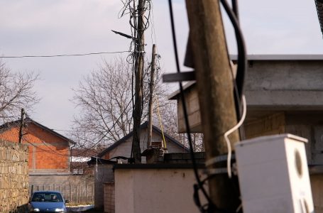 Mungesa e shtyllave elektrike adekuate, shqetësim i banorëve të fshatit Skivjan