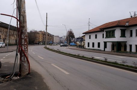 Shtylla në mes të rrugës “Bardhyl Çaushi” vazhdon të mbetet e palarguar