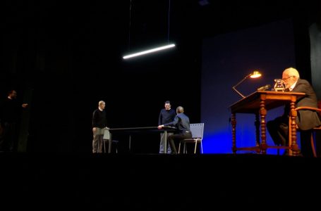 Në teatrin “Hadi Shehu” u dha premiera e shfaqjes “Bëje ose vdis”