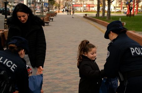 Policia në Gjakovë shpërndan dhurata për fëmijët në fundvit