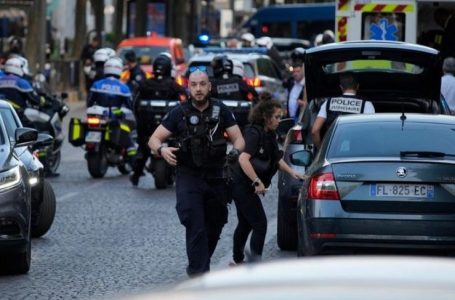 Humb jetën 15-vjeçari pranë shkollës në Paris