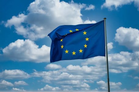 Bashkimi Evropian ofron mbi një miliard euro grante për forcimin e industrisë së baterive të EV