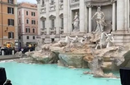 Rihapet për vizitorët “Fontana dei Trevi” në Itali