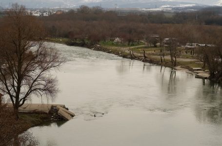 Edhe pas tri ditësh kërkimi, nuk gjendet personi që dyshohet se është hedhur nga Ura e Fshajt