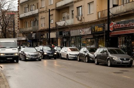 Vazhdon kaosi i parkingut në rrugën “Nënë Tereza”