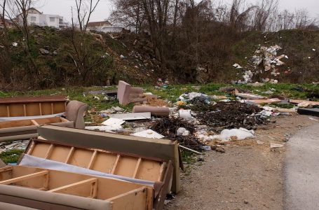 Mbeturinat në afërsi të urës në Osek Pashë, shqetësim i vazhdueshëm për banorët