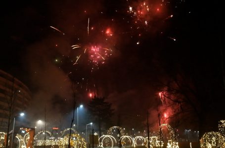 Në parkun e qytetit në Gjakovë me fishekzjarre u shënua festa e vitit të ri