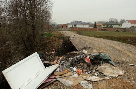 Mbeturinat inerte vazhdojnë të mbesin ende në rrugën Shkugëz-Brekoc