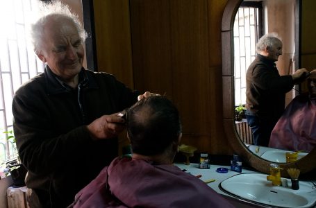 Faruk Xharra, njëri ndër berberët më të vjetër në Gjakovë
