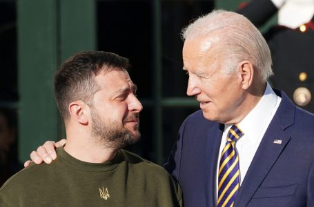 Administrata e Biden pritet të njoftojë ndihmë masive ushtarake për Ukrainën