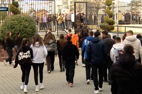 Nesër nxënësit rikthehen në bankat shkollore