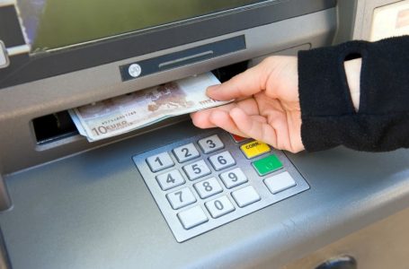 Dy persona në pranga, tërhoqën nga banka pensionet e disa individëve