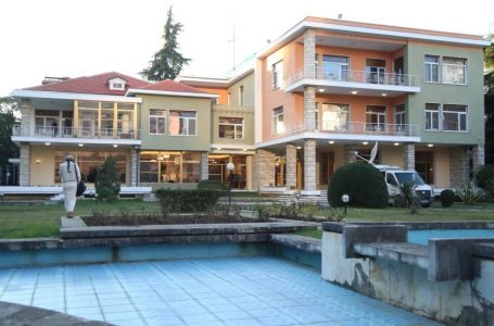 Vila e diktatorit Enver Hoxha shndërrohet në institucion arti