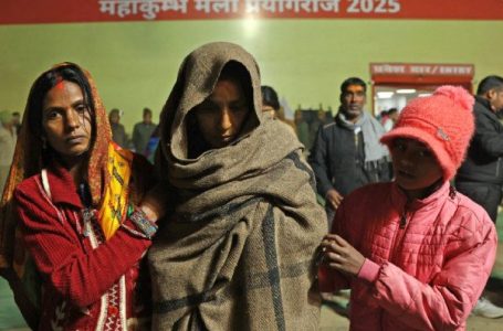 Të paktën 12 persona kanë vdekur në një përplasje në festivalin Kumbh Mela të Indisë