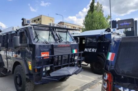 Një i mitur hedh një mjet piroteknik në drejtim të karabinierëve në Mitrovicën e Jugut