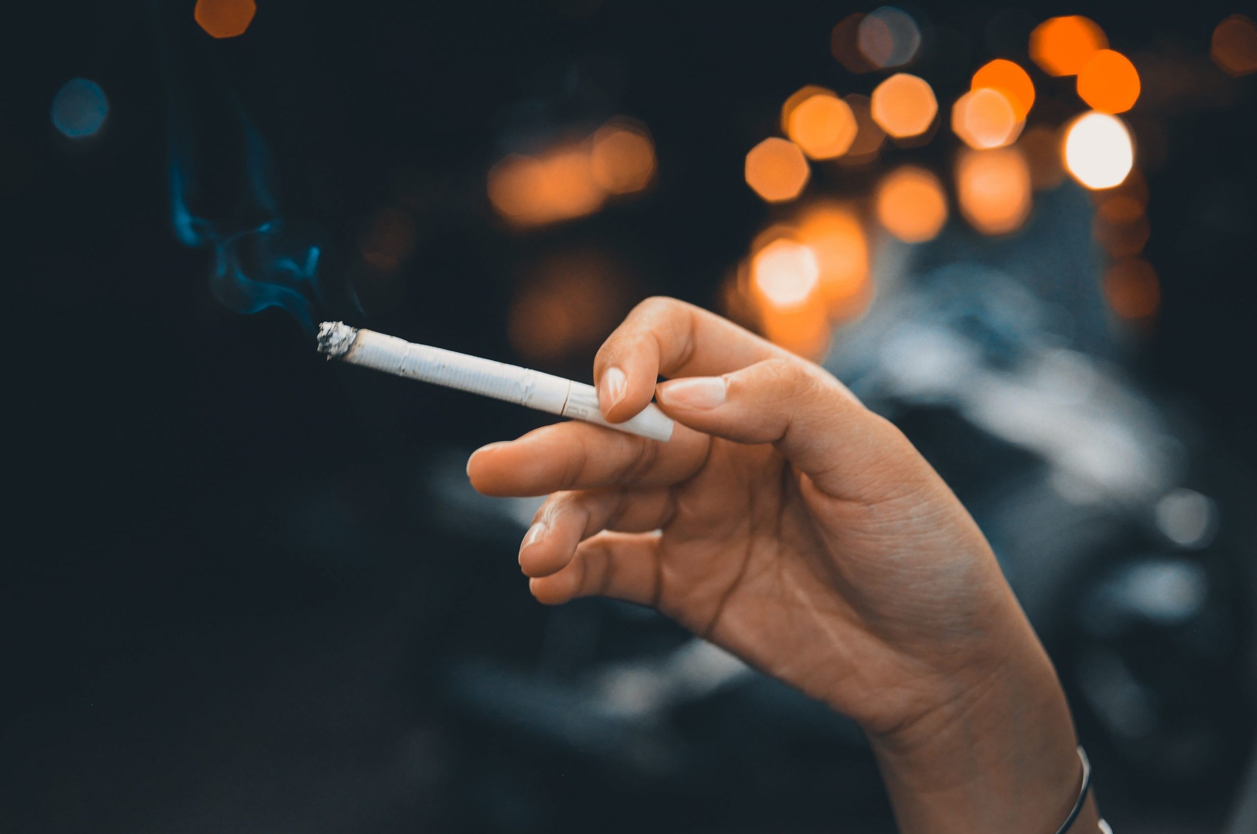 Kosovarët dhe pasioni për duhanin – Miliona euro të shpenzuara për cigare në vitin 2024
