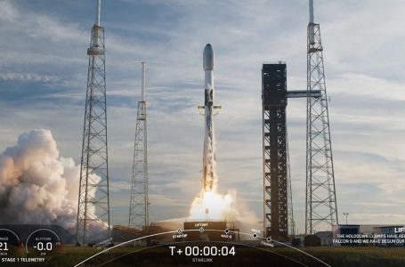 SpaceX lanson 21 satelitë në orbitën e ulët të Tokës