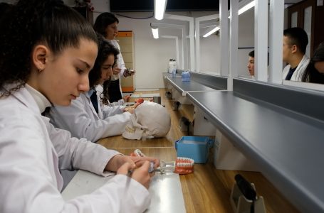 Kabineti i stomatologjisë në SHMLM “Hysni Zajmi” i kompletuar me të gjitha pajisjet