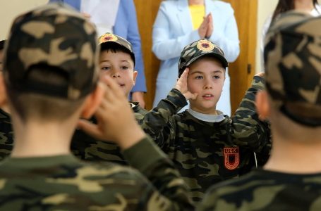 Nxënësit e shkollës “Kongresi i Manastirit” me program festiv për Pavarësinë e Kosovës