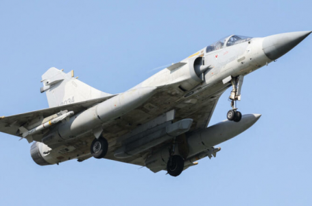 Ministri francez i Mbrojtjes njofton se aeroplanët e parë luftarak Mirage 2000 arrijnë në Ukrainë