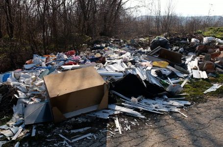 Deponia ilegale e mbeturinave në fshatin Nivokaz, sfidë për banorët