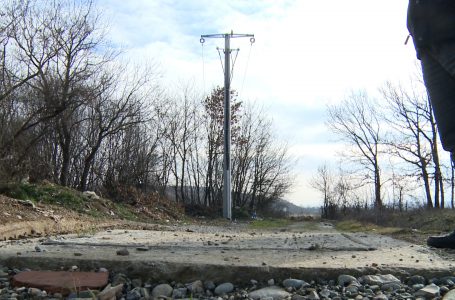 Banorët e Mejës ankohen për shtyllat elektrike dhe pusetën e vendosur në rrugë
