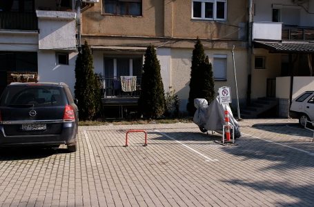 Prona publike kthehet në parking privat