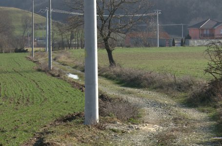 Banorët e fshatit Mejë në hall me shtyllat elektrike