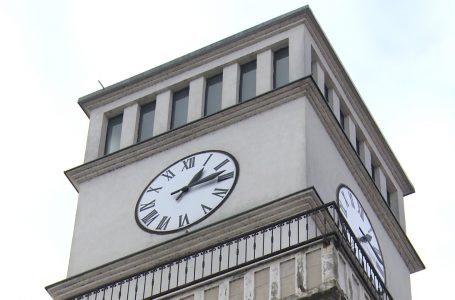 Akrepat nuk lëvizin tash e sa vite në Sahat Kullë, procesi i tenderimit pas dy muajsh vlerësimi