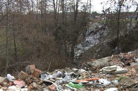 Mbeturina të shumta mbi lumin në fshatin Trakaniq
