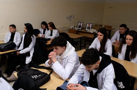 Bankat e klasës së tre nxënësve që humbën jetën tragjikisht, mbetën të zbrazëta