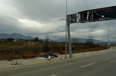 Portali shenjëzues në rrugën “Martirët e Kombit” vazhdon të mbetet i dëmtuar prej mbrëmë