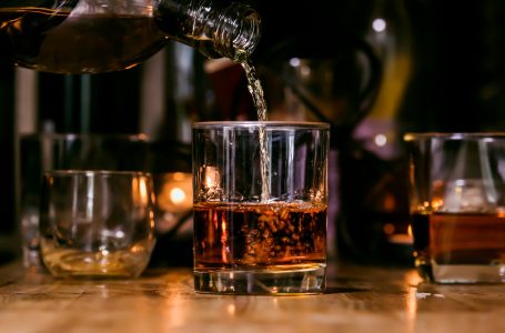 OBSH-ja mbështet propozimin për vendosjen e etiketave paralajmëruese për kancerin në shishet alkoolike