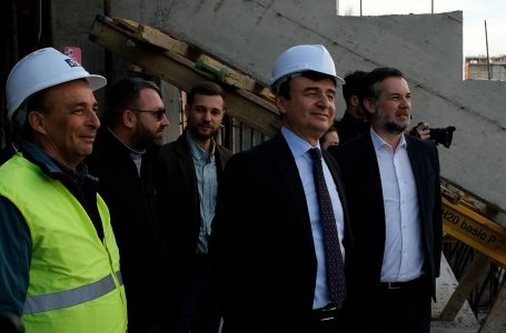 Kryeministri Kurti e ministri i Kulturës Çeku me bashkëpunëtorë qëndruan për vizitë në Gjakovë
