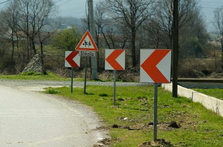 Sinjalistika rrugore ekziston por nuk respektohet nga ngasësit në rrugën nacionale Brekoc-Qafë Prush