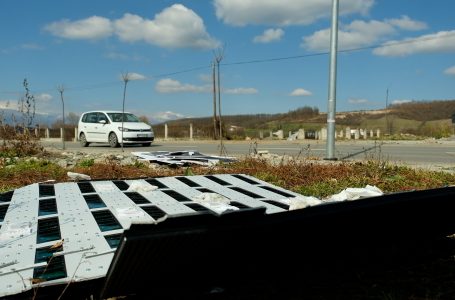 28 mijë euro dëmi i shtyllës në rrugën “Martirët e Kombit”, duhet të paguhet nga shoferi i kamionit