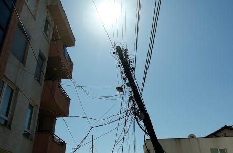 Shtyllat elektrike rrezikojnë të bien në rrugën “Aqif Blyta”